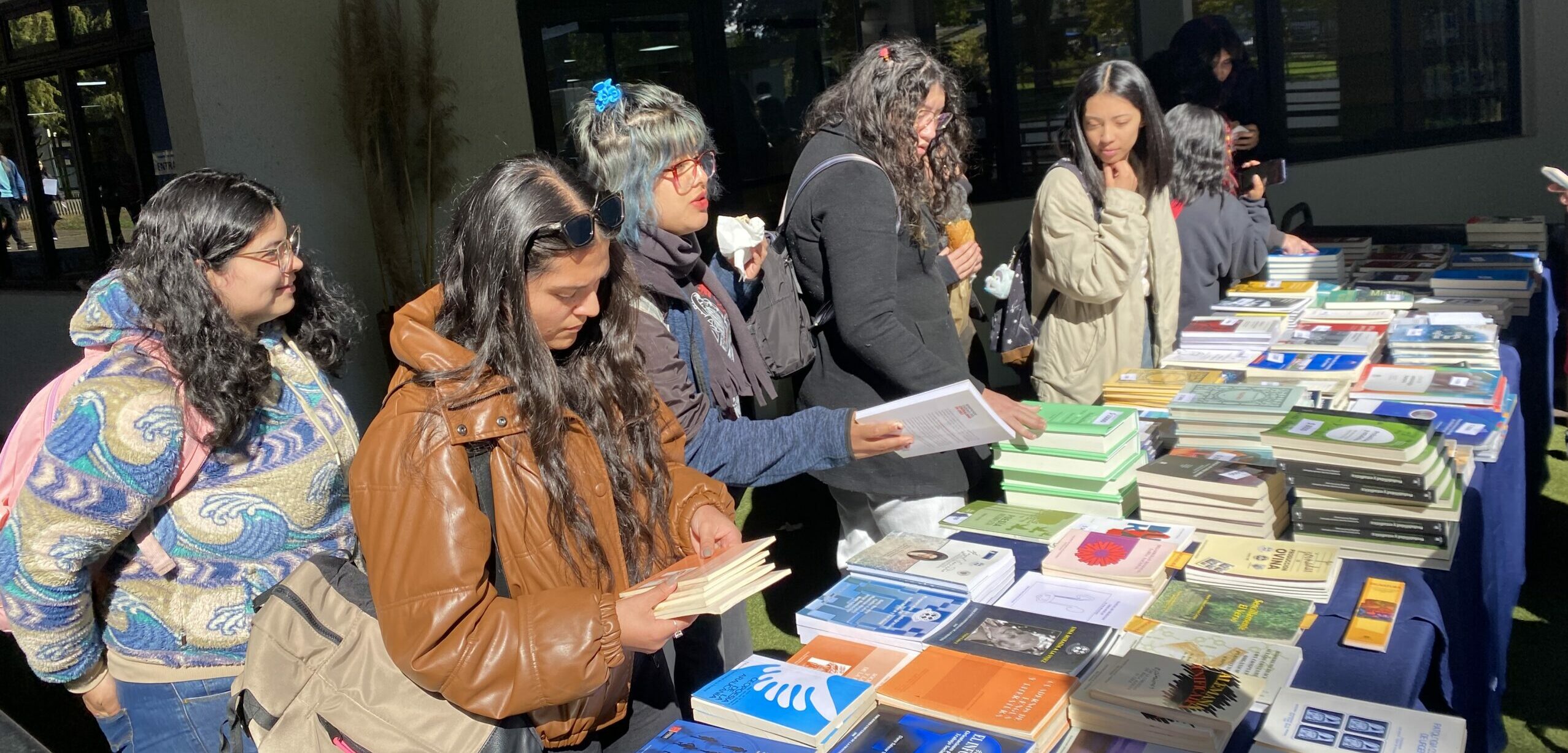 Celebraciones del Día Mundial del Libro se extienderon por la comunidad universitaria
